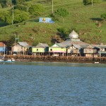 Petit village et sa mosquée sur une île